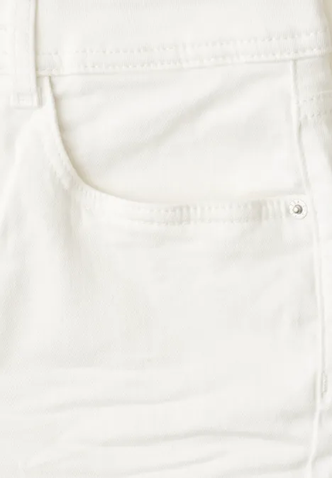 Close-up van een witte broek met zichtbare achterzak en subtiele stiksels.