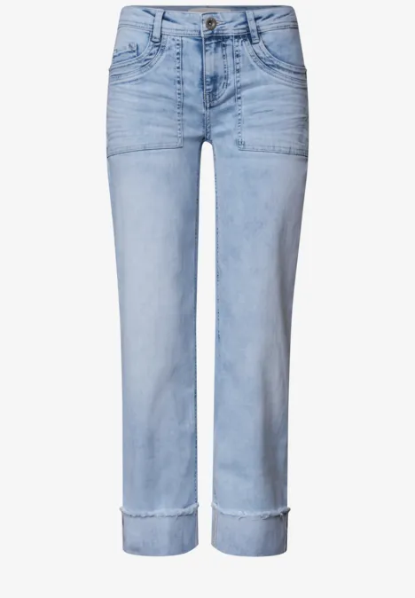 Hellblaue Jeans mit hohem Bund, geradem Schnitt und umgeschlagenem Saum.