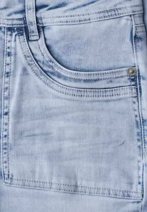 Nahaufnahme einer hellblauen Jeans-Tasche mit Naht, Gürtelschlaufe und Metallniete