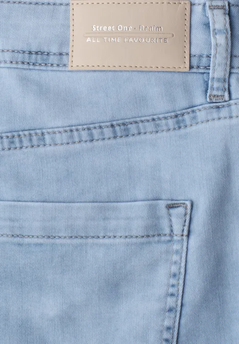 Mid Waist Wide Leg Jeans im Loose Fit Ultra Bleached Wash Hellblaue Jeans mit Gesäßtasche und beigem Markenetikett am Bund.