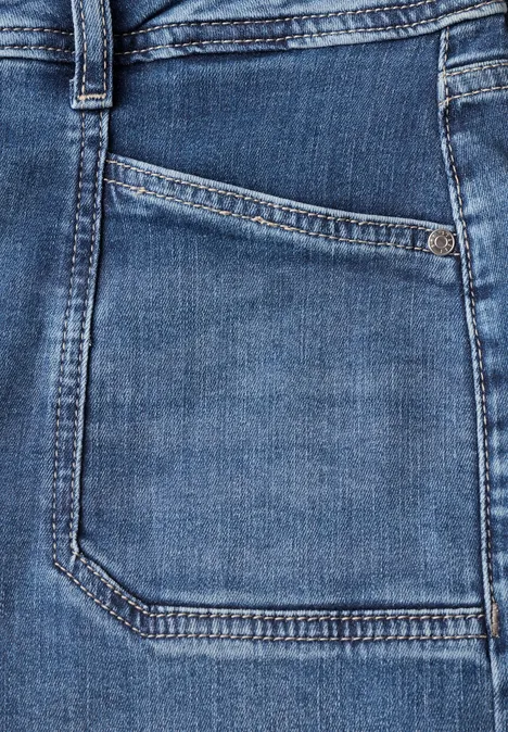 Detailaufnahme einer blauen Jeanshose mit Vordertasche und Gürtelschlaufe