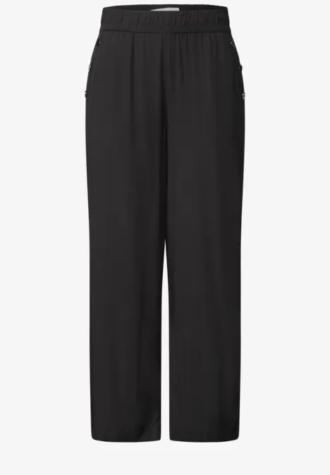 High Waist Wide Leg Hose im Loose Fit Black Schlichte, schwarze, gerade geschnittene Hose mit elastischem Bund und seitlichen Reißverschlusstaschen.