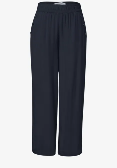 Schwarze, locker geschnittene Hose mit elastischem Bund und weitem Bein.
