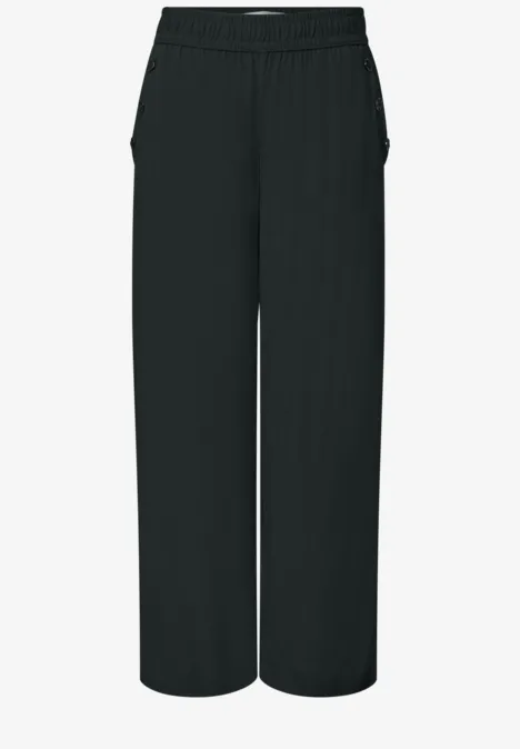 Schwarze, weit geschnittene Hose mit elastischem Bund und seitlichen Taschen.