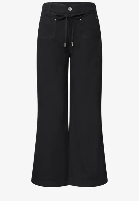 Schwarze, hoch taillierte, weit geschnittene Hose mit Gürtelschlaufen und Kordelzug.
