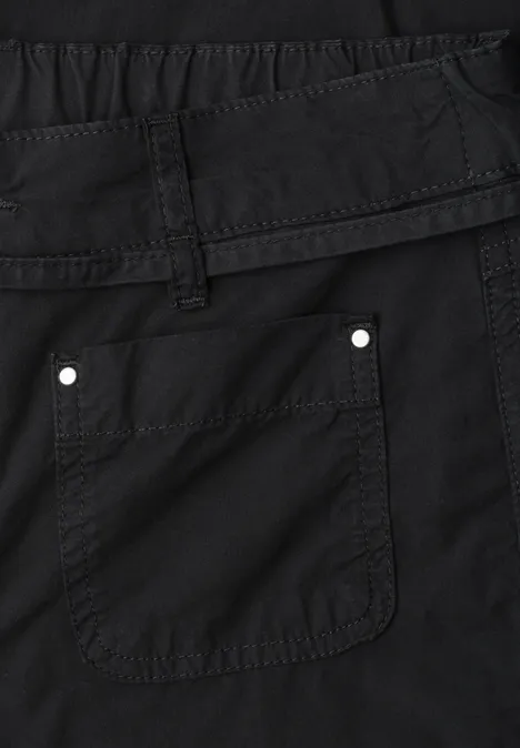 Enge Ansicht einer schwarzen Hose mit aufgesetzter Gesäßtasche und Gürtelschlaufen.