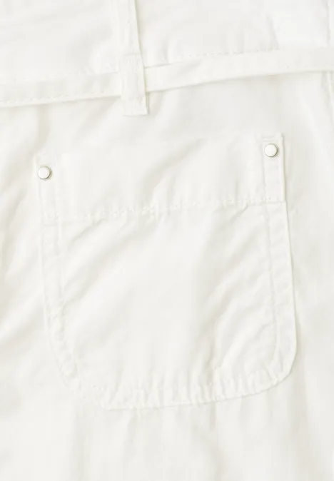 Straight Leg Hose in Washed-Optik off white Nahaufnahme einer aufgesetzten Tasche an einer weißen Hose mit Gürtelschlaufen.