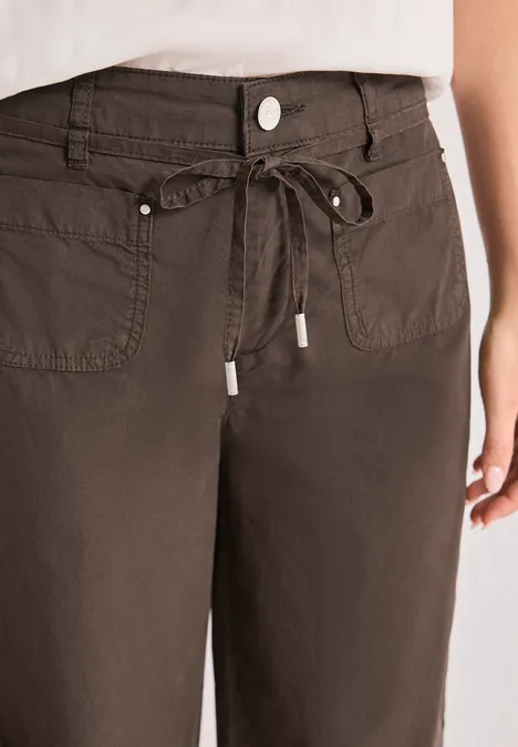 Braune Hose mit Tunnelzug, Knopf und aufgesetzten Taschen.