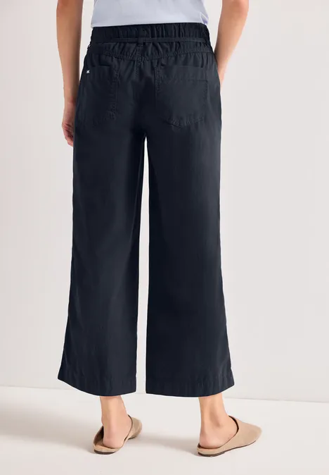 Schwarze, weit geschnittene Damenhose mit Gummibund und weiten Beinen, knöchelhoch.