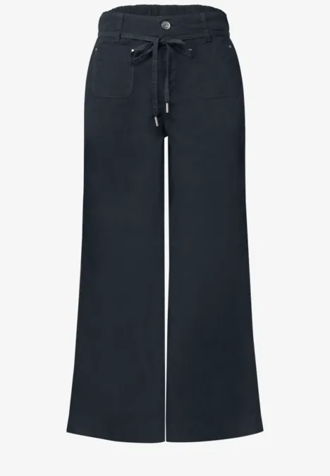 Schwarze, hoch taillierte Hose mit weitem Bein, Kordelzugbund und Knopfverschluss.
