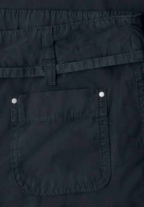 Dunkle Stoffhose mit aufgesetzter Gesäßtasche, Ziernieten und Gürtelschlaufen