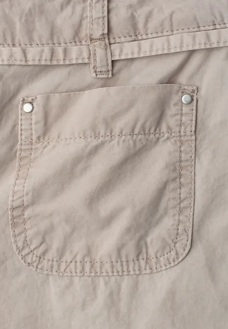 Straight Leg Hose in Washed-Optik sepia sand Nahe Nahaufnahme einer beigen Stoffhose mit aufgesetzter Tasche.