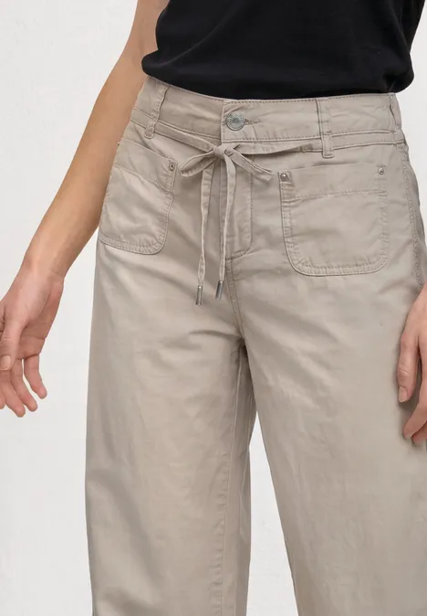 Straight Leg Hose in Washed-Optik sepia sand Damenhose in hellem Beige mit weitem Bein, Tunnelzugbund, Taschen und Knopf, kombiniert mit schwarzem Top