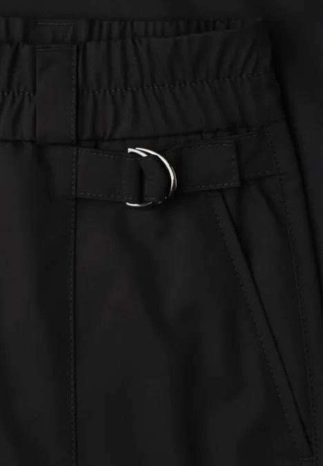 Zwarte broek met elastische taille en D-ring gesp.