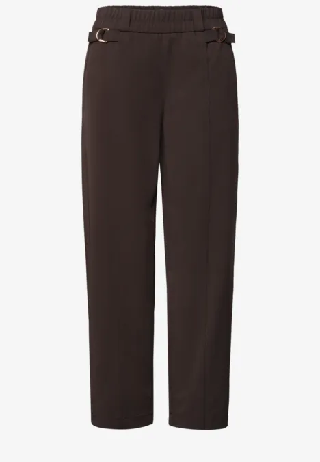 Donkerbruine, rechtgesneden broek met elastische taille en verstelbare zijbanden.
