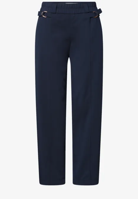 Donkerblauwe, recht gesneden broek met elastische taille en subtiele riemlussen.