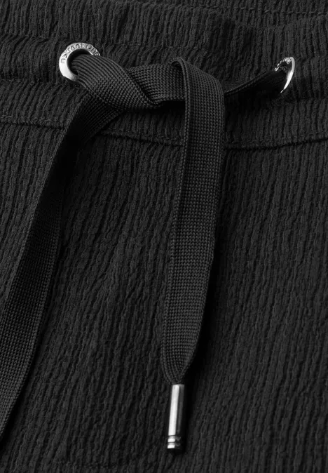 Korte broek met structuur in Loose Fit Black Zwarte, geribbelde stof tailleband met elastisch koord en zilverkleurige metalen uiteinden.