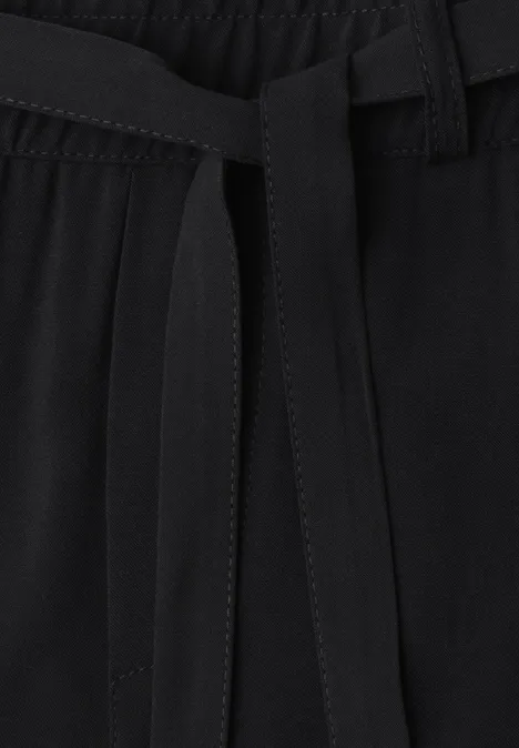 Short taille haute avec ceinture Black Bande noire nouée à la taille sur un vêtement en tissu