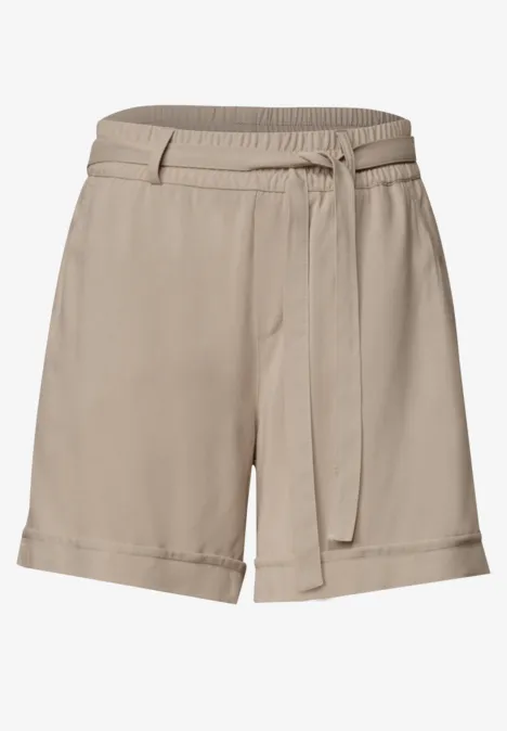 Beige damesshort met hoge taille, ceintuur en omslagzoom