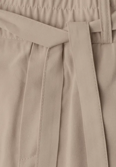 Beige broek met tailleplooien en smalle ceintuur om te strikken