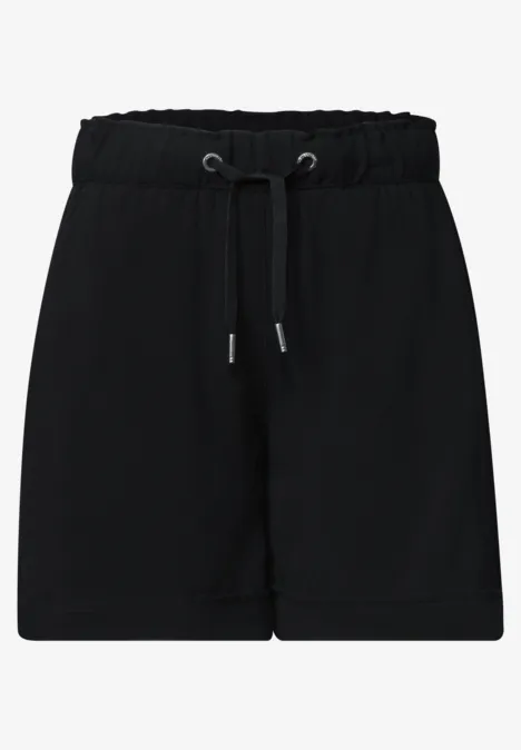 Schwarze Shorts mit elastischem Bund und Kordelzug.