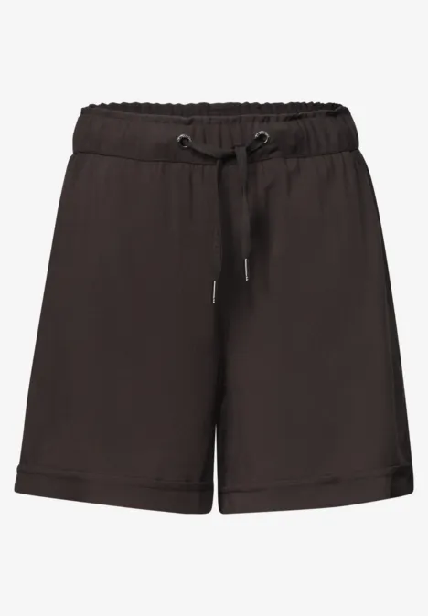 Schwarze, lässige Shorts mit elastischem Bund und Tunnelzug.