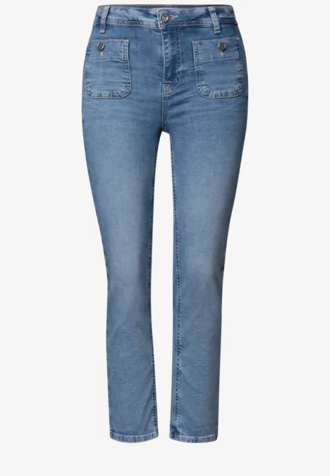 Straight Leg Jeans mit aufgesetzten Taschen Medium Blue Random Wash Modische blaue Jeans mit geradem Schnitt, mittlerer Taille und aufgesetzten Fronttaschen.