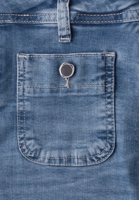 Straight Leg Jeans mit aufgesetzten Taschen Medium Blue Random Wash Blauer Jeansstoff mit kleiner aufgesetzter Tasche, in der ein silberner Schlüsselring steckt.