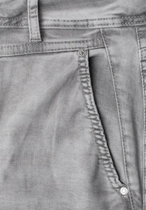 High Waist Barrel Leg Jeans im Loose Fit Light Grey Random Nahaufnahme einer hellgrauen Jeanshose mit Seitentasche.