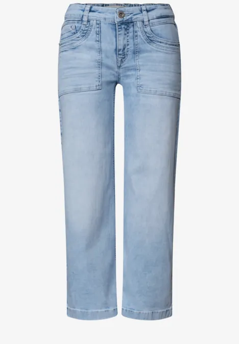 Jean droit taille haute de couleur bleu clair avec cinq poches.
