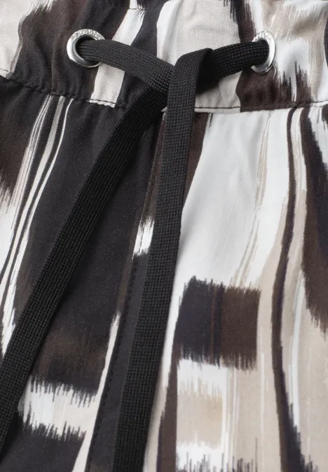 High Waist Shorts mit Paperbag-Bund espresso brown Nahaufnahme eines Bekleidungsstücks mit schwarz-weißen Pinselstrichen und schwarzem Kordelzug.