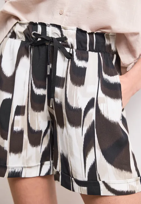 High Waist Shorts mit Paperbag-Bund espresso brown Schwarz-weiße Shorts mit abstraktem Muster, hoher Taille, Tunnelzugbund und Seitentaschen.