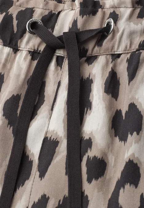Grijze broek met zwart trekkoord en bruin-zwarte luipaardprint