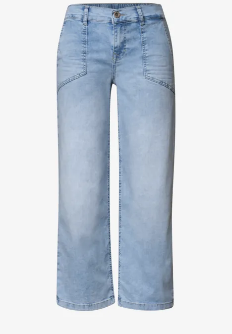 Hellblaue, gerade geschnittene Jeanshose mit weitem Bein und hoch sitzendem Bund