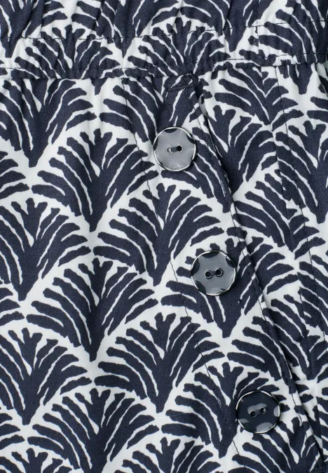 High Waist Wide Leg Hose im Loose Fit shadowed navy Dunkelblau-weißer Stoff mit muschelförmigem Muster und drei Knöpfen.
