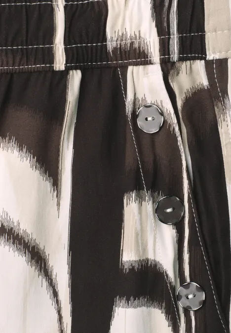 High Waist Wide Leg Hose im Loose Fit espresso brown Nahaufnahme eines schwarz-weiß gemusterten Rocks oder Hosenbunds mit drei schwarzen Knöpfen und Saumdetails.