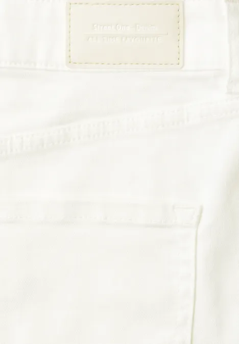 High Waist Barrel Leg Jeans im Loose Fit Off White washed Weißes Jeansstück mit Gesäßtasche und Label
