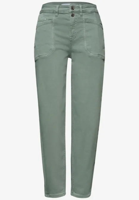 Hohe Taille, khakigrüne Damenhose mit geradem Schnitt, seitlichen Eingrifftaschen und zwei Knöpfen am Bund.