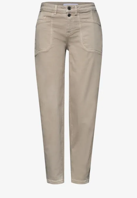 Beige Damenhose mit hohem Bund und seitlichen Eingrifftaschen.