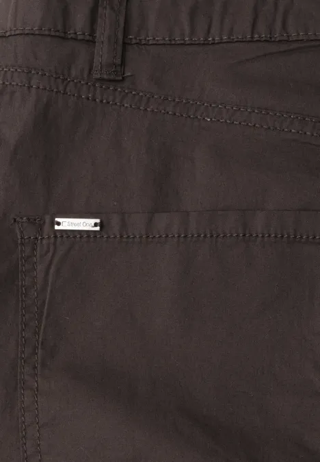 High Waist Barrel Leg Hose espresso brown Nahaufnahme einer dunkelbraunen Stoffhose mit Tasche und kleinem Metall-Label.