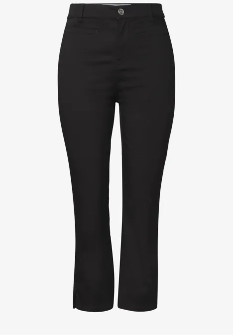 Schlicht geschnittene, hoch taillierte schwarze Hose mit geradem Bein.