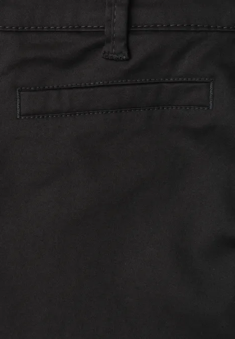 Nahaufnahme einer schwarzen Hose mit Rückentasche und Gürtelschlaufe.