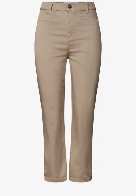Beige Chinohose mit hoher Taille und schmalem Bein.