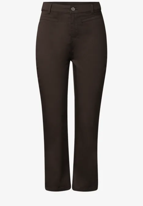 Dunkelbraune Damenhose mit geradem Schnitt und Knopfverschluss.
