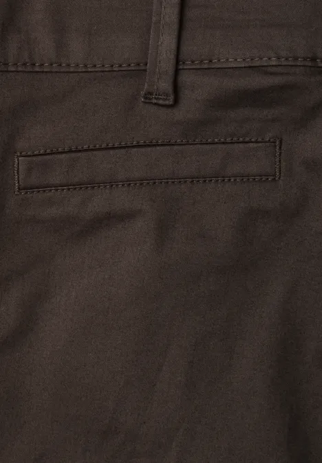 Nahaufnahme einer braunen Hose mit einer gekerbten Gesäßtasche.