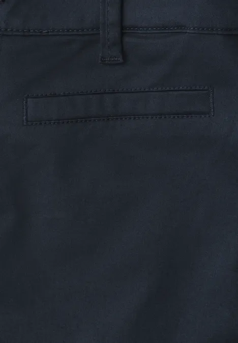 3/4 Flared Leg Hose im Casual Fit shadowed navy Nahaufnahme einer dunkelblauen Hose mit einer Gesäßtasche.