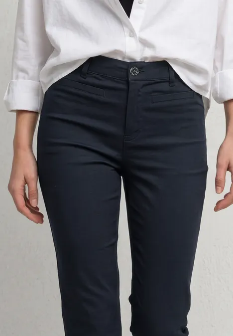 3/4 Flared Leg Hose im Casual Fit shadowed navy Eine Person trägt ein weißes Hemd und dunkle, schmale Chino-Hose.