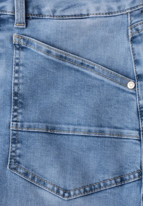 Mid Waist Wide Leg Jeans im Loose Fit Light Blue Random washed Hellblaue Jeans mit einer schrägen Tasche und sichtbaren Nähten.