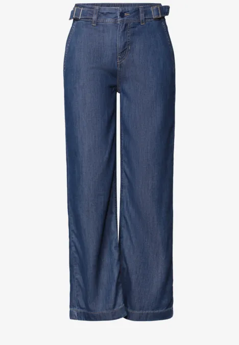 Blauwe high-waist spijkerbroek met wijde pijpen, riemlussen en knoopsluiting.