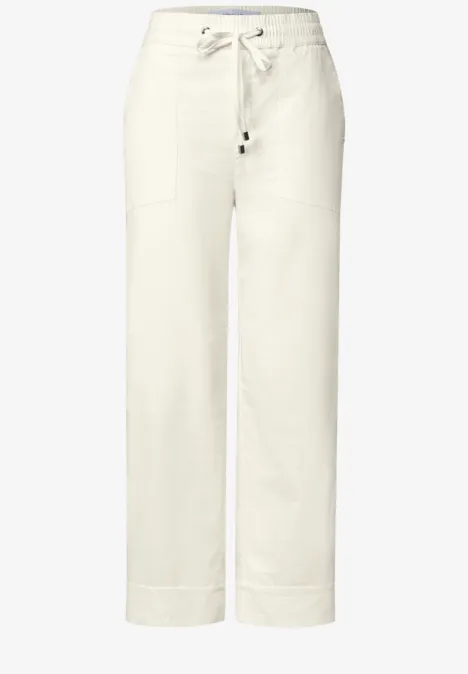 Witte rechte broek met aantrekkoord in de taille en opgestikte zakken.